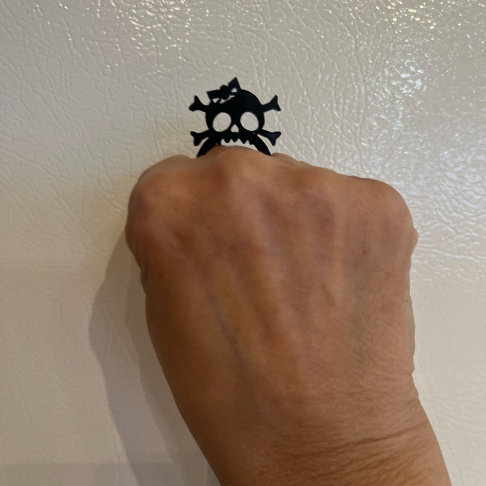 NWT Vinca Acrylic Black Skull Ring with Bow – Retro Goth, Size 6, 7, 8